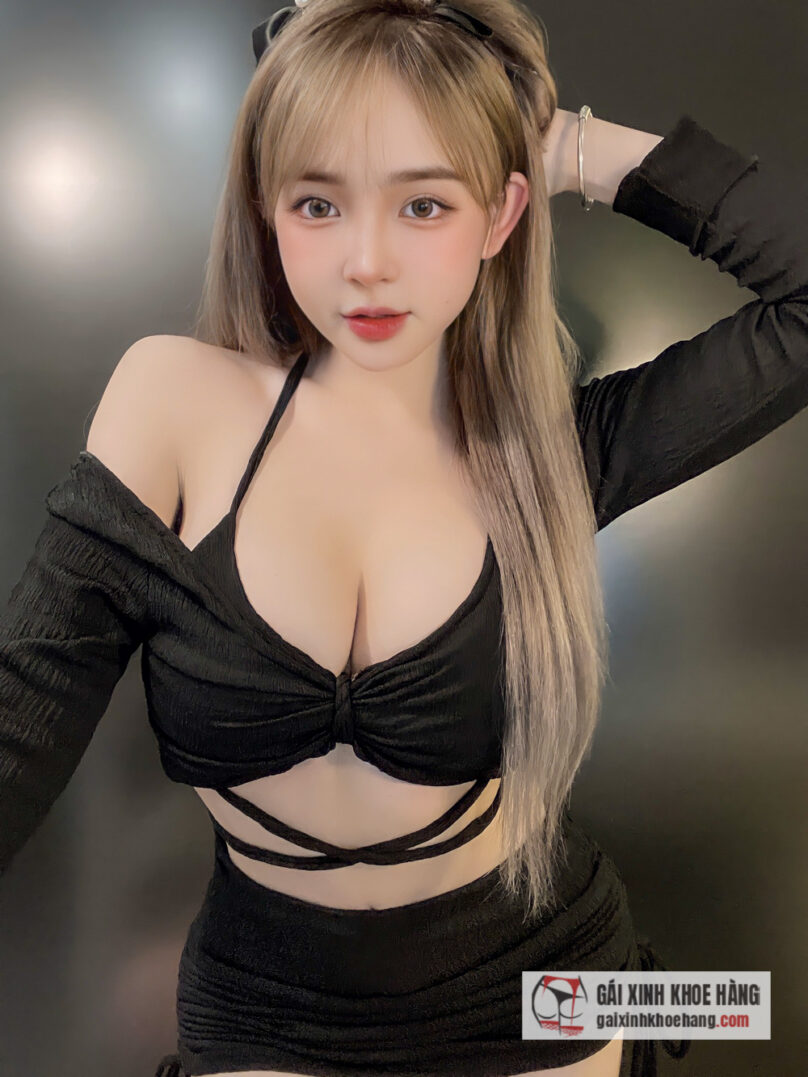 Hot girl Huyền Châu gây sốt với nhan sắc tựa búp bê