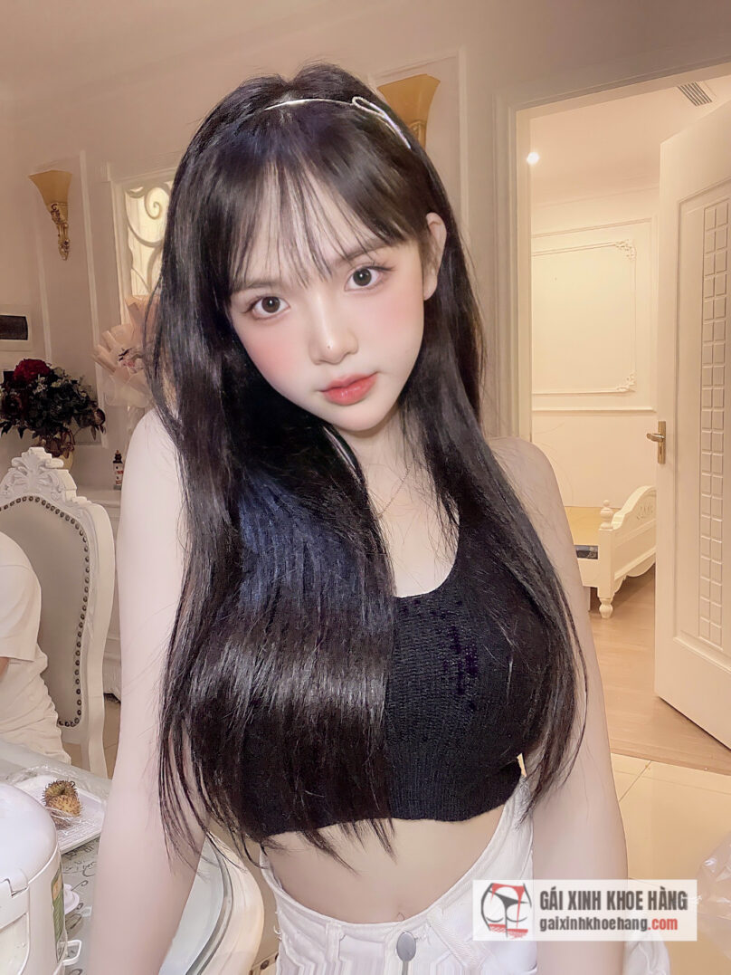 Hot girl Huyền Châu gây sốt với nhan sắc tựa búp bê