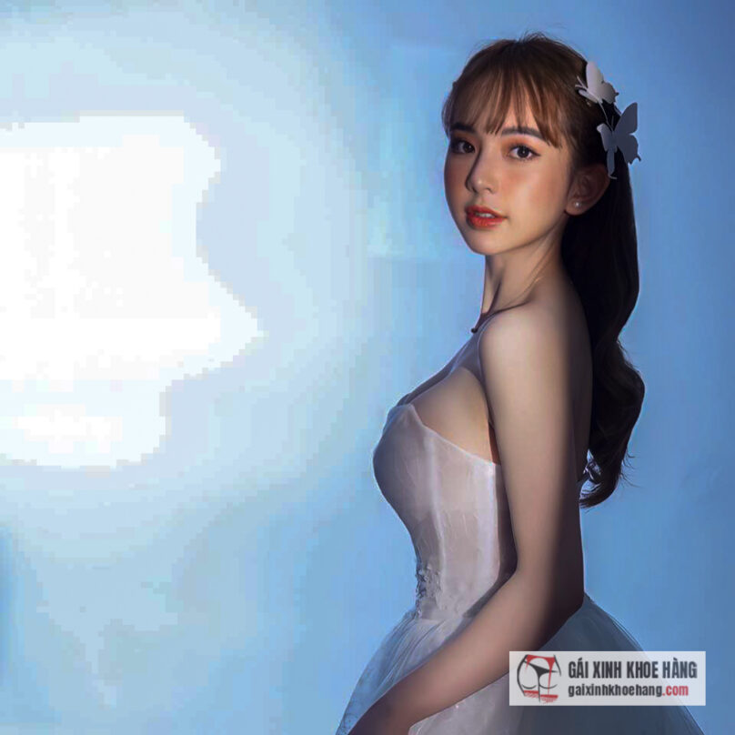 Hot girl Huyền Châu gây sốt với nhan sắc tựa búp bê