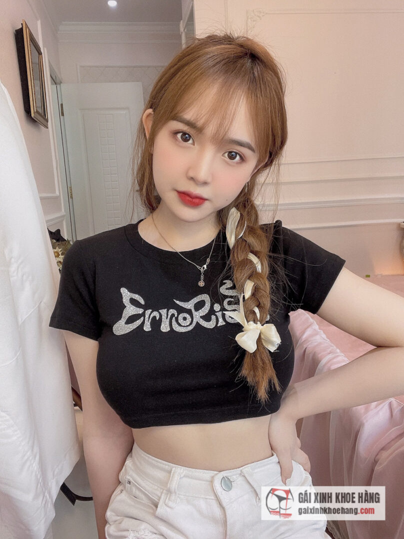 Hot girl Huyền Châu gây sốt với nhan sắc tựa búp bê