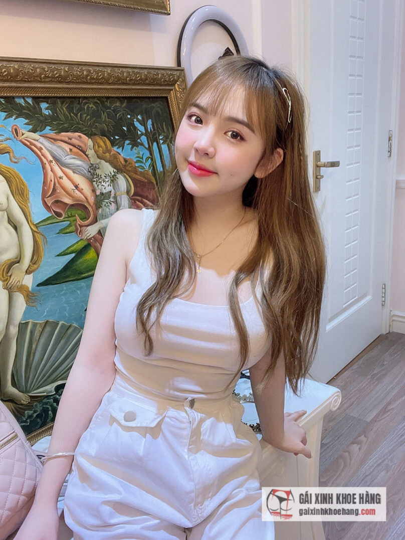 Hot girl Huyền Châu gây sốt với nhan sắc tựa búp bê