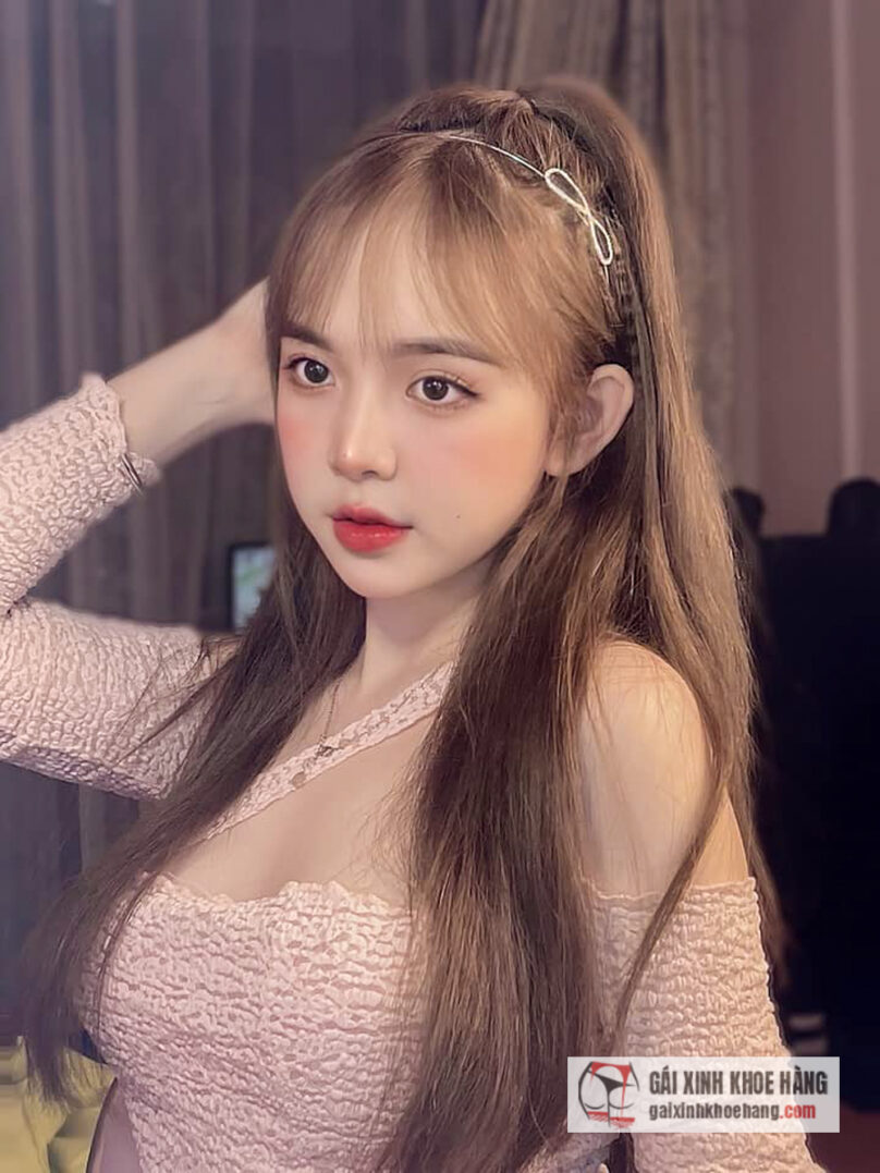Hot girl Huyền Châu gây sốt với nhan sắc tựa búp bê