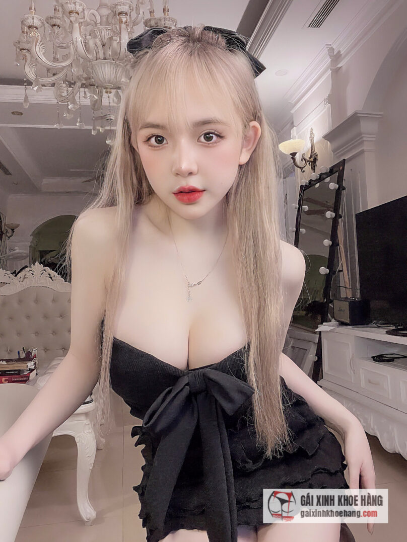 Hot girl Huyền Châu gây sốt với nhan sắc tựa búp bê