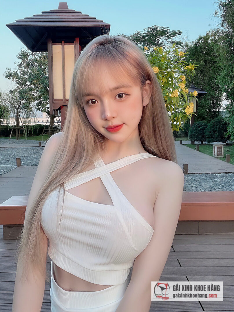 Hot girl Huyền Châu gây sốt với nhan sắc tựa búp bê