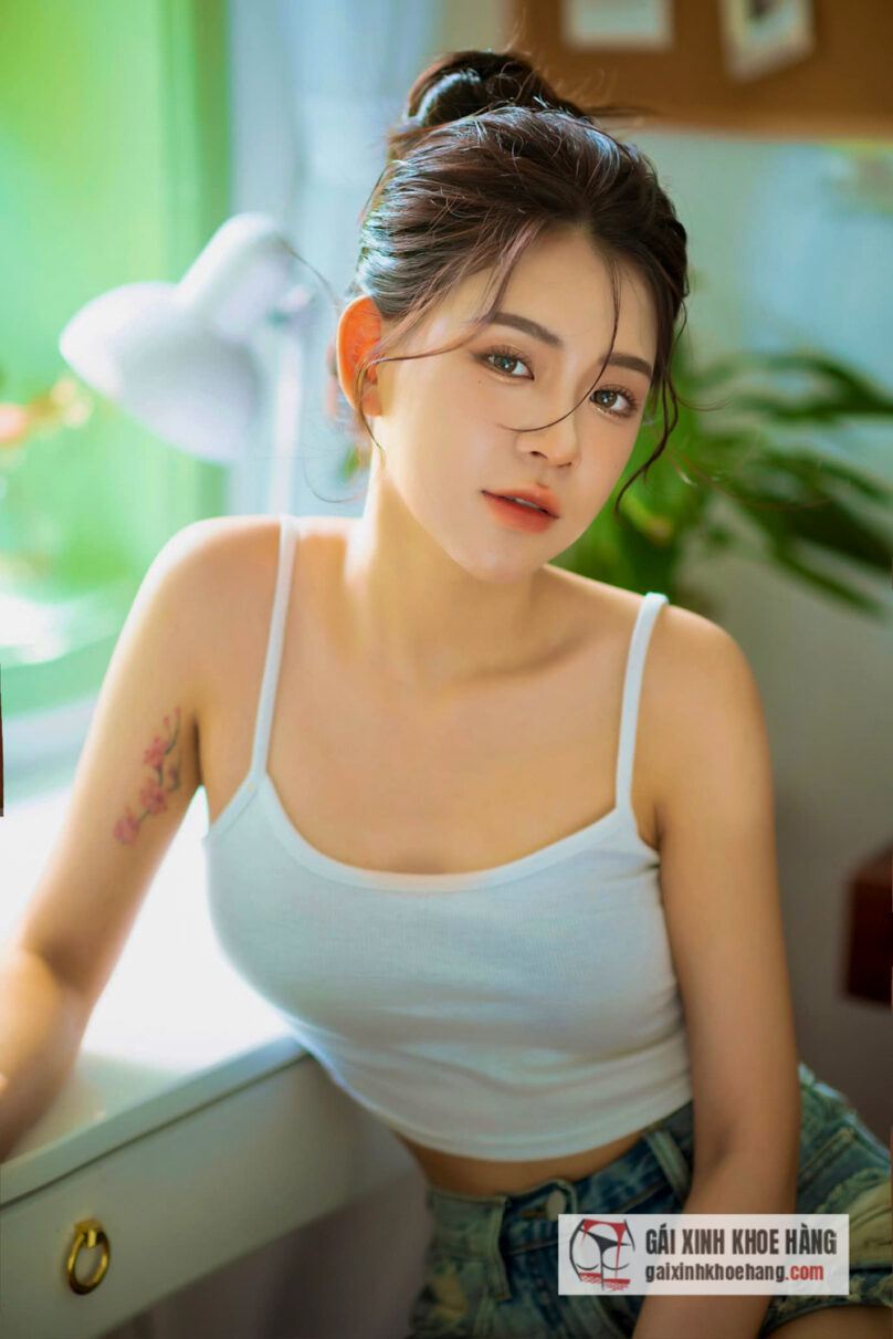 Hot girl Khánh Ngọc “đốn tim” với gương mặt xinh như thiên thần