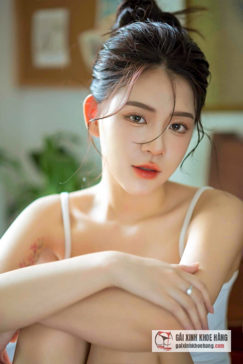 Hot girl Khánh Ngọc “đốn tim” với gương mặt xinh như thiên thần 