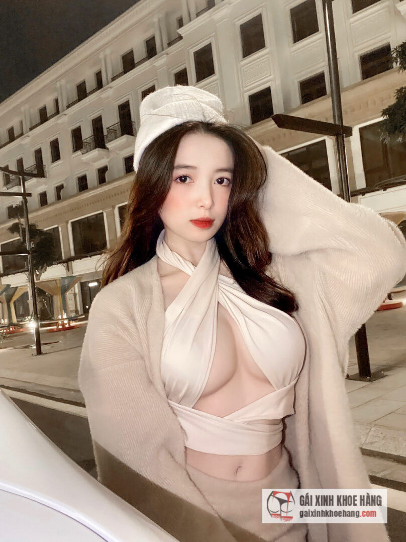 Cùng xem những hình ảnh khoe vòng 1 khủng của Trang Phạm!