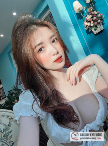 Das heiße Mädchen 2k2 Trang Pham bringt die Online-Community wegen ihrer Schärfe zum Flattern