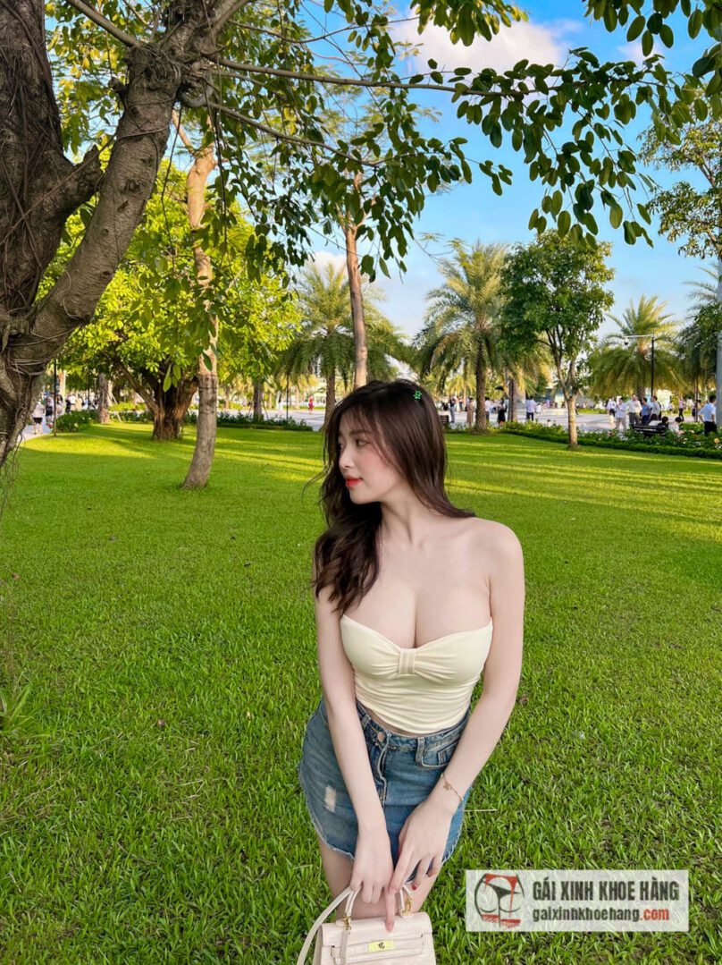 Hot girl 2k2 Trang Phạm khiến cộng đồng mạng xuýt xoa vì nóng bỏng