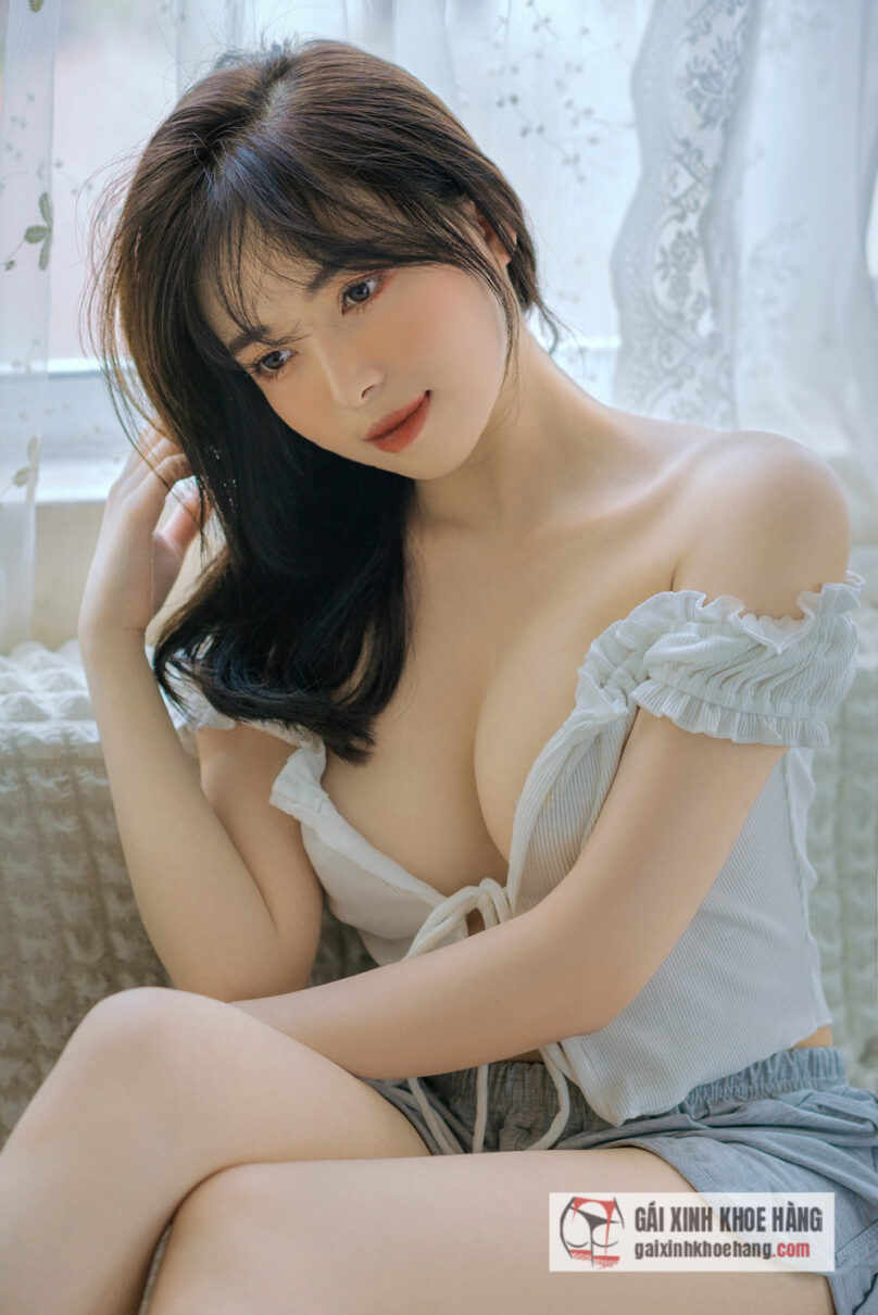 Cùng xem những hình ảnh khoe vòng 1 khủng của Trang Phạm!