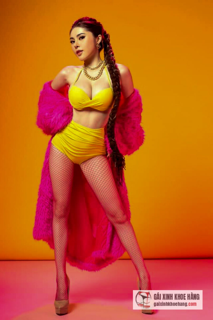 Gu thời trang sexy bốc lửa của nữ DJ Linh Hana