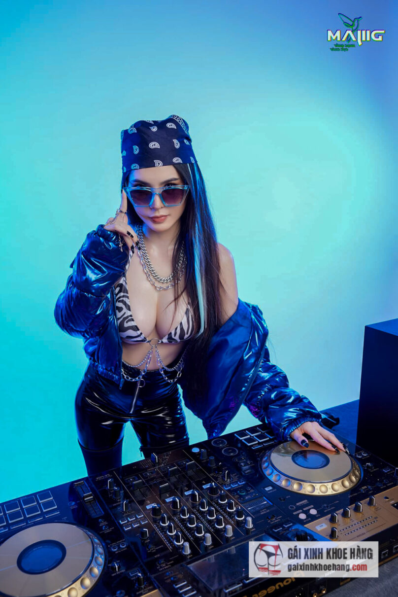 Cùng xem loạt ảnh sexy nóng bỏng của Linh Hana!