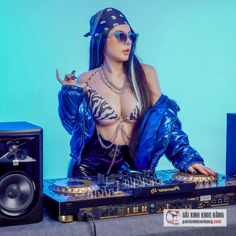 Cùng xem loạt ảnh sexy nóng bỏng của Linh Hana!