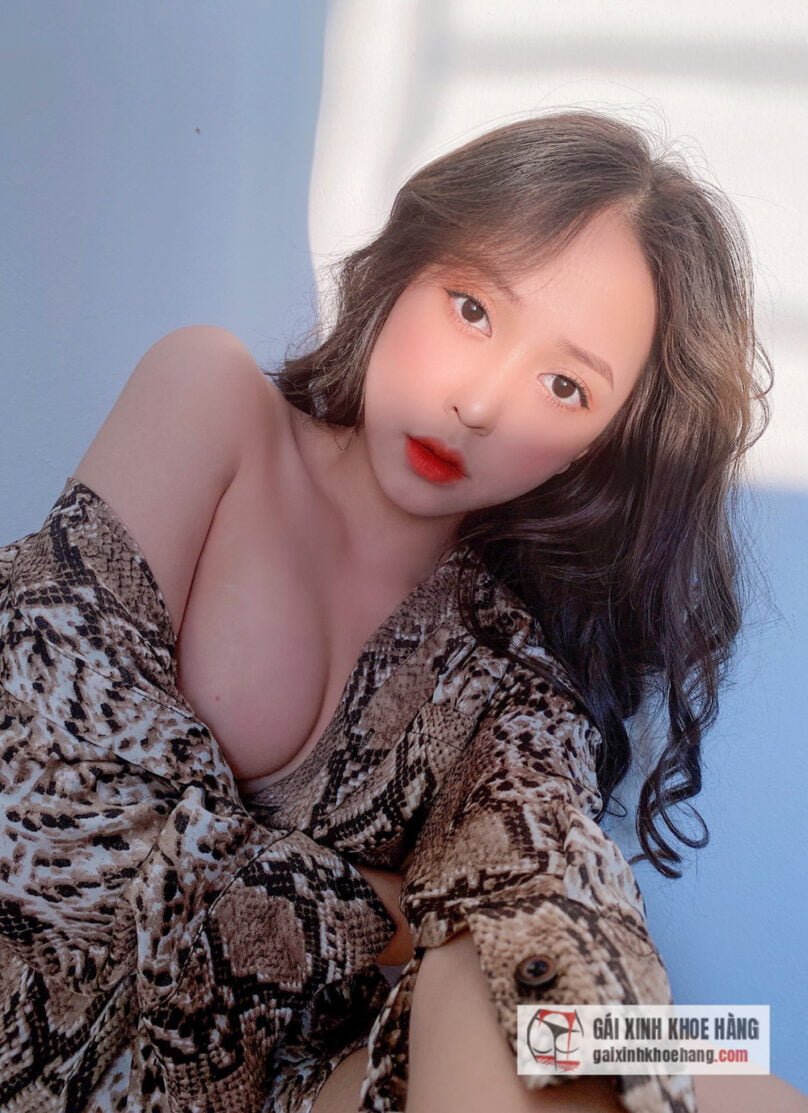 Thùy Trang 2k6 hot girl với gu ăn mặc nóng bỏng gây sốt CĐM