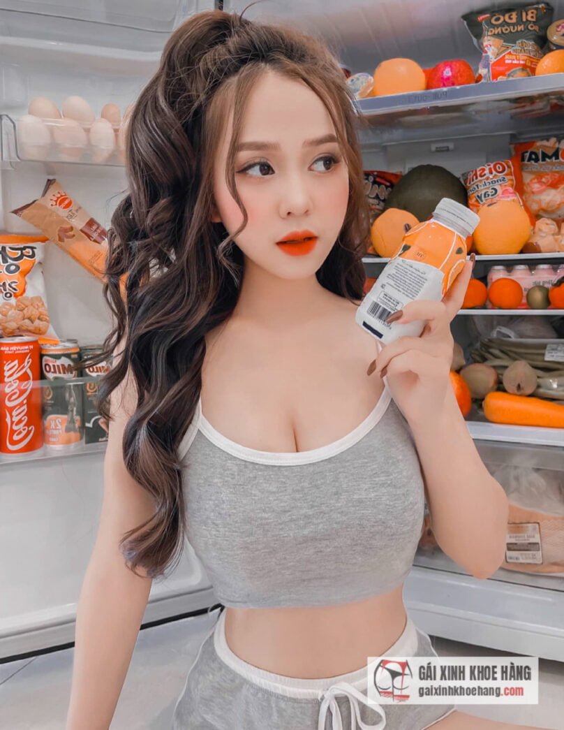 Thùy Trang 2k6 hot girl với gu ăn mặc nóng bỏng gây sốt CĐM