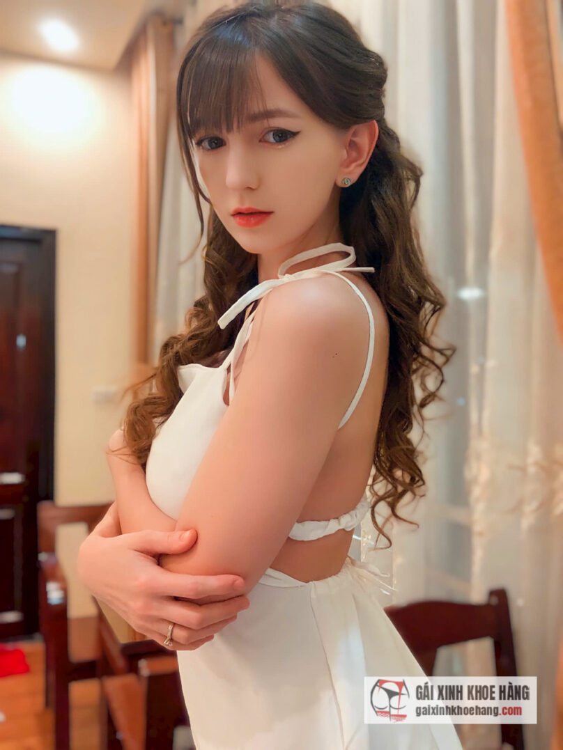 Nữ DJ Ukraine xinh đẹp tựa búp bê và thân hình nóng bỏng