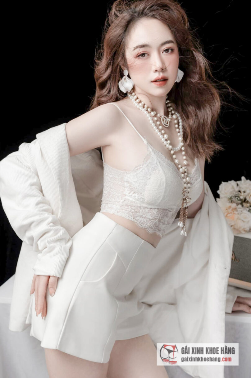 Cùng xem loạt ảnh khoe vòng 1 trời phú của Thu Hằng!