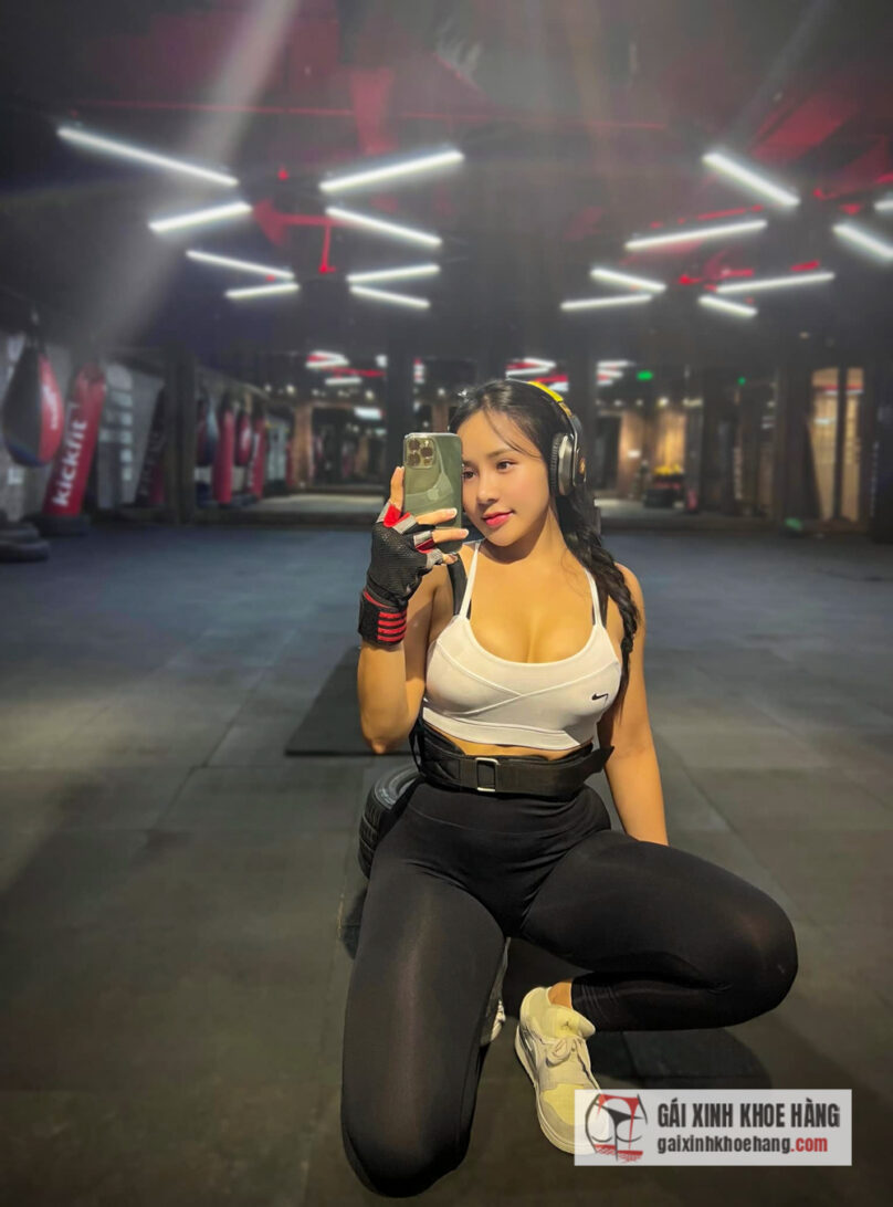 Cùng xem loạt ảnh của hot gymer Nguyễn Quỳnh khoe vòng 3 khủng!