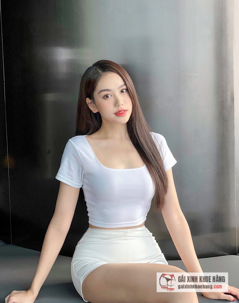 Nhan sắc xinh đẹp của hot girl cổ vũ tuyển Pháp “Nóng Cùng World Cup 2022”