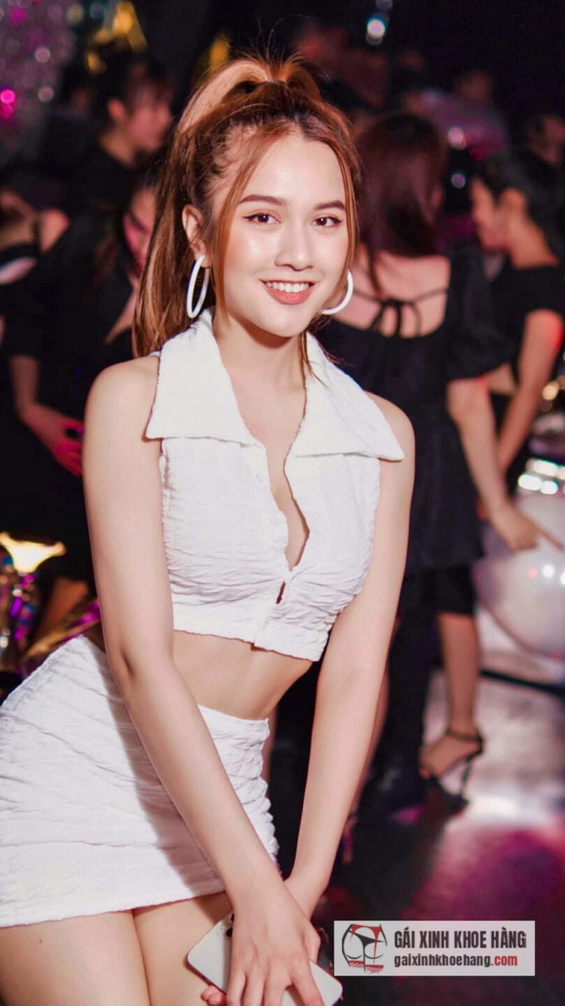 Nữ Dj Emma khoe thân hình nóng bỏng trong Nóng Cùng World Cup 2022
