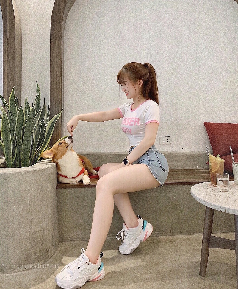 Hot Girl Nguyễn Thị Thùy Trang vui đùa cùng cún