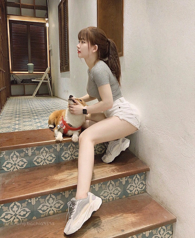 Hot Girl Nguyễn Thị Thùy Trang vui đùa cùng cún
