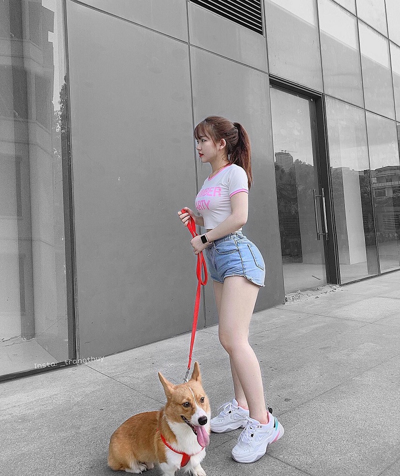 Hot Girl Nguyễn Thị Thùy Trang vui đùa cùng cún