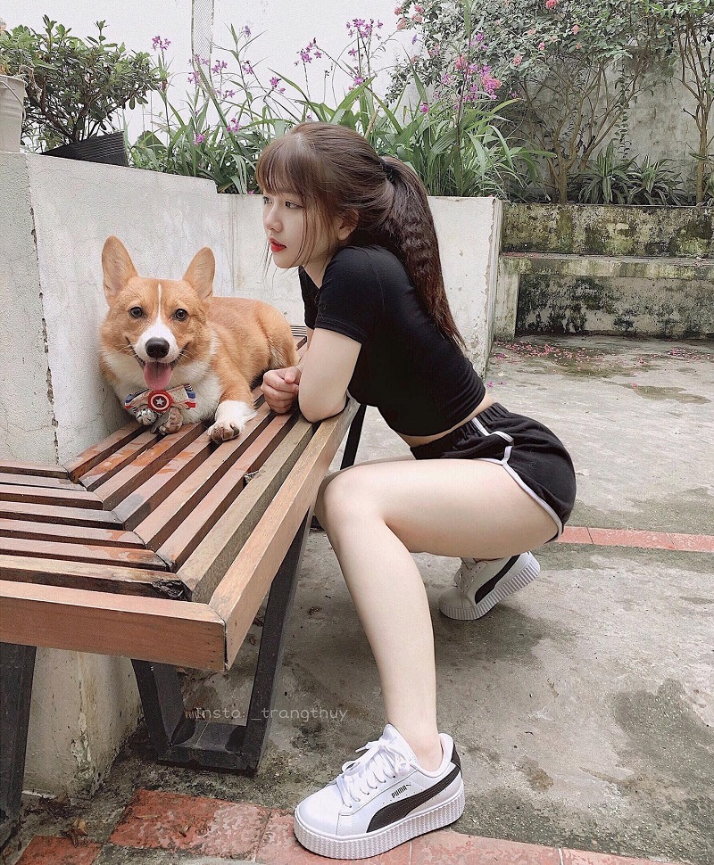 Hot Girl Nguyễn Thị Thùy Trang vui đùa cùng cún