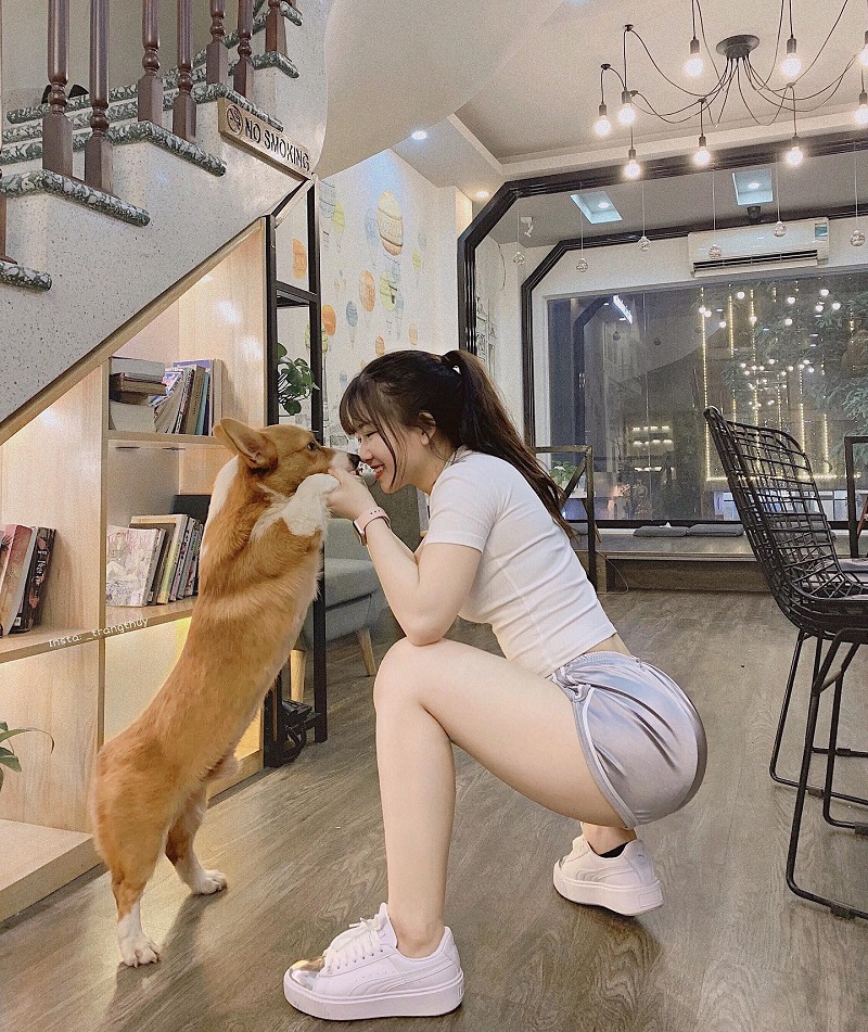 Hot Girl Nguyễn Thị Thùy Trang vui đùa cùng cún