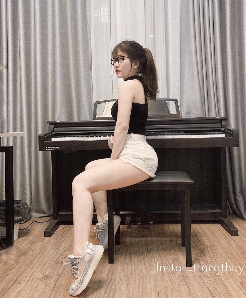 Thùy Trang thường xuyên chia sẻ về cuộc sống đời thường, kinh nghiệm làm đẹp, thời trang và du lịch.