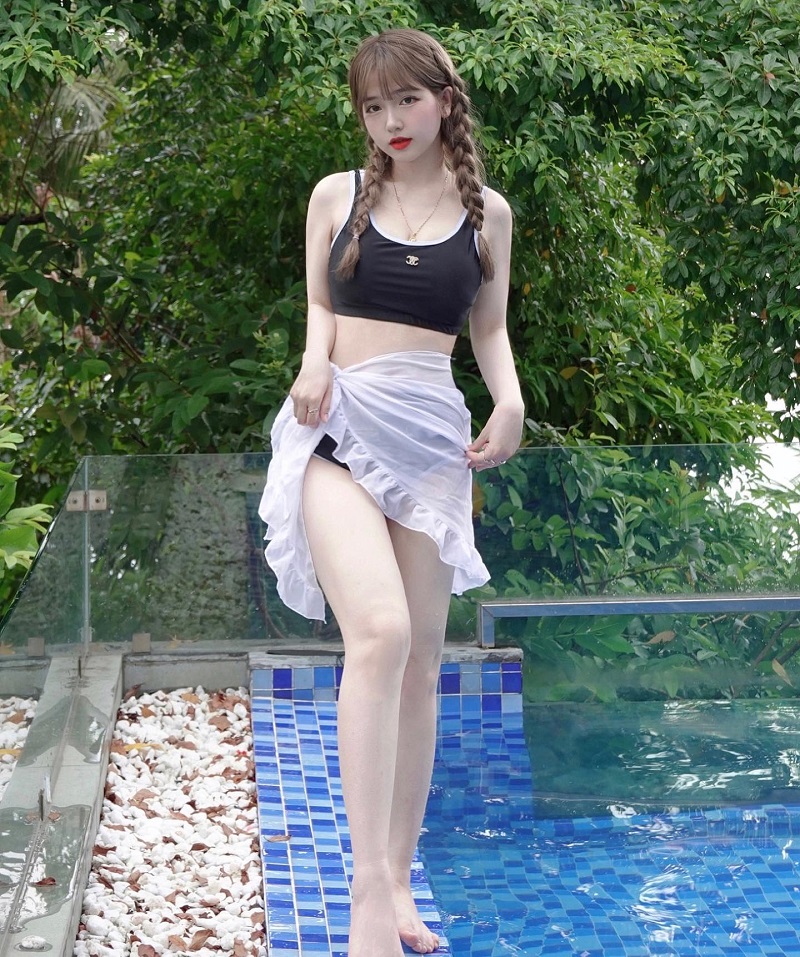 Hot Girl Nguyễn Thị Thùy Trang khoe dáng bên hồ bơi
