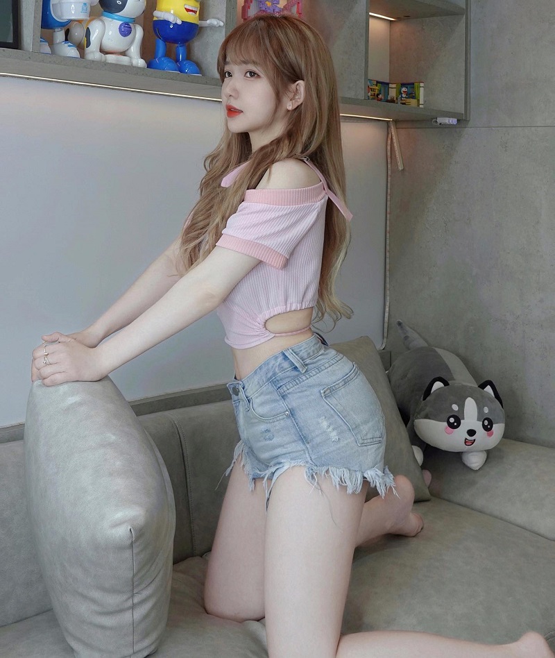 Hot Girl Nguyễn Thị Thùy Trang khoe dáng