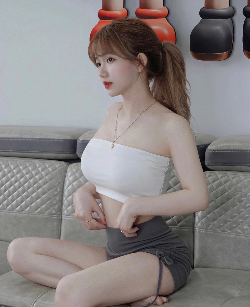 Hot Girl Nguyễn Thị Thùy Trang khoe dáng