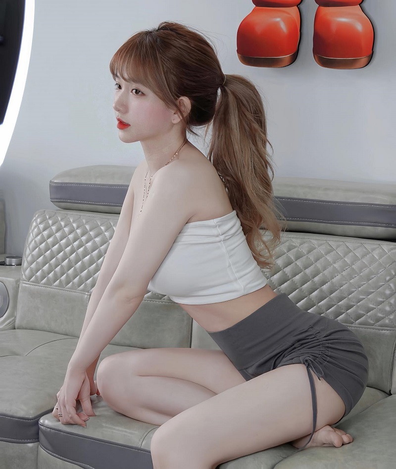 Hot Girl Nguyễn Thị Thùy Trang Khoe Vòng 3 Căng Cực