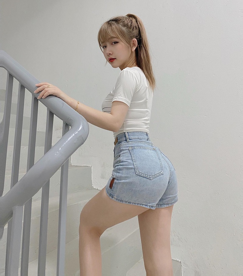Hot Girl Nguyễn Thị Thùy Trang khoe dáng