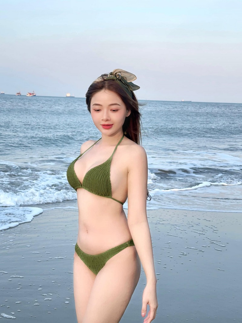  Lan Hương Faptv khoe dáng bikini