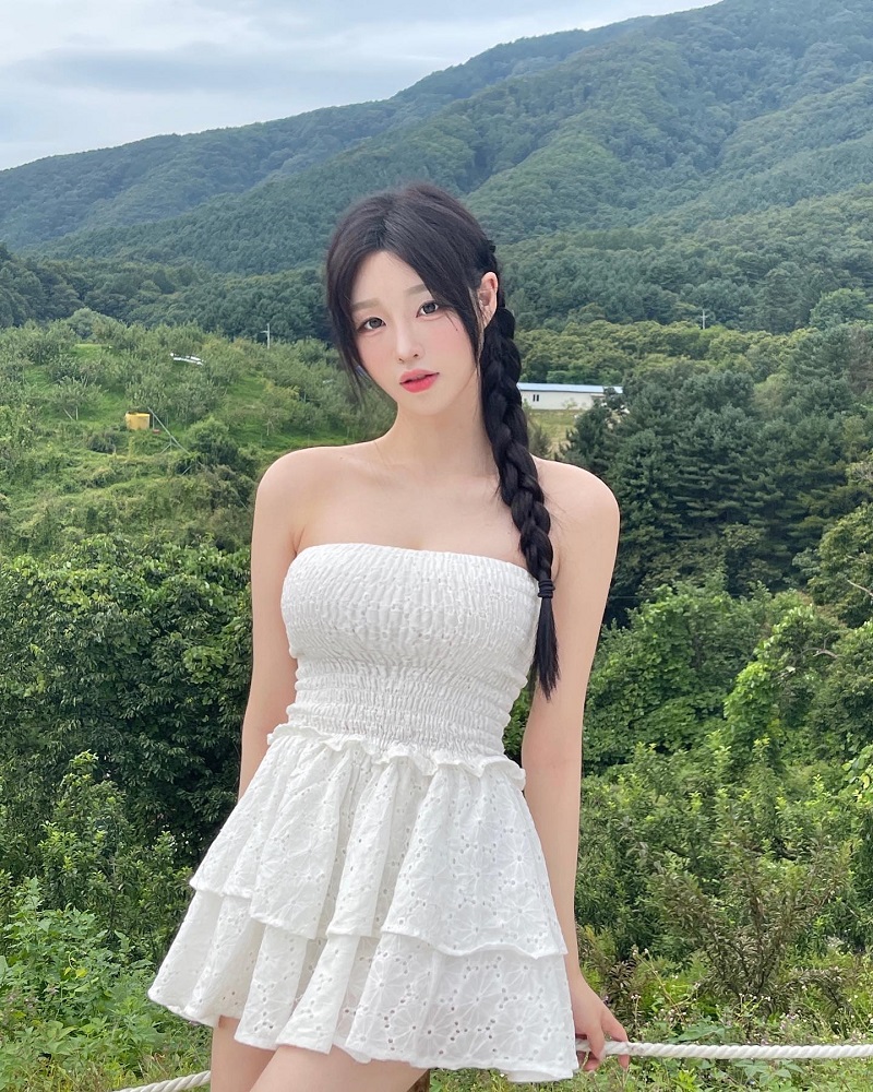 Hot Girl Han Kyung diện váy trắng