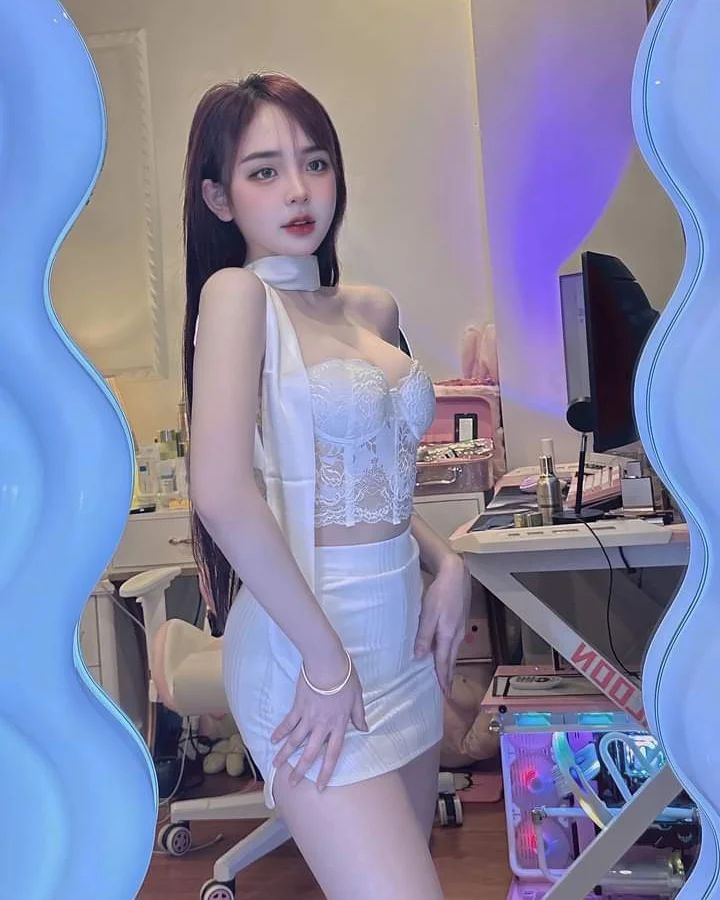 Trần Huyền Châu khoe vòng 1 căng tròn7