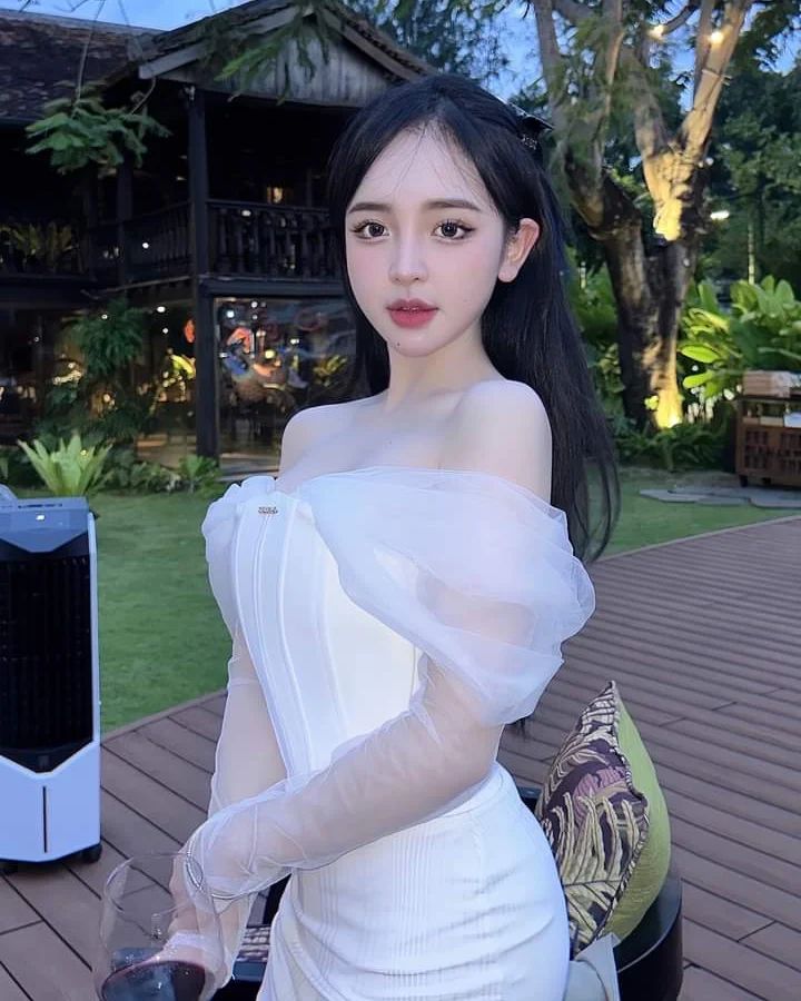 Trần Huyền Châu khoe vòng 1 căng tròn3