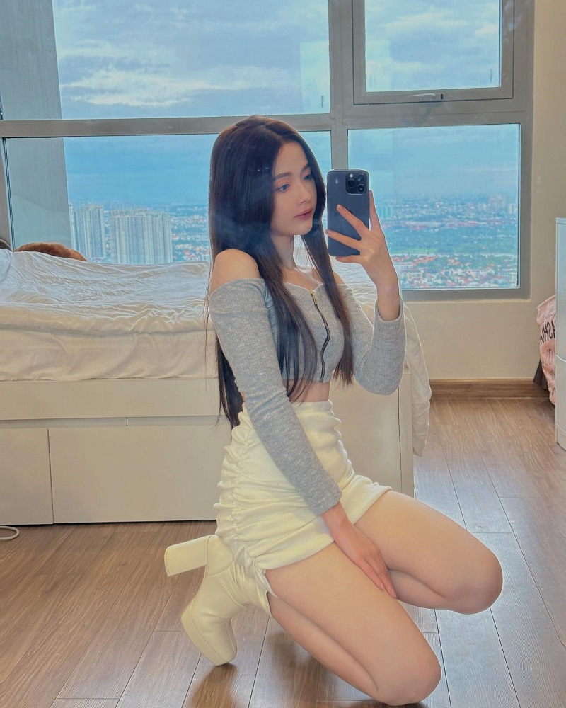  Lan Hương khoe dáng trước gương