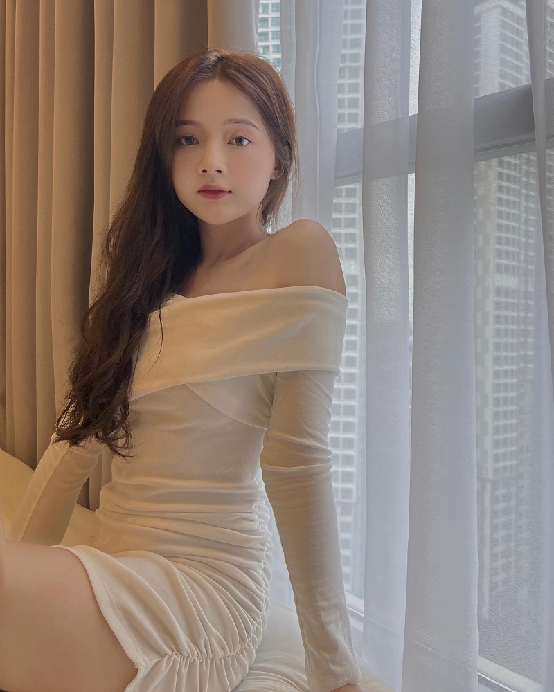  Lan Hương khoe dáng bên cửa sổ