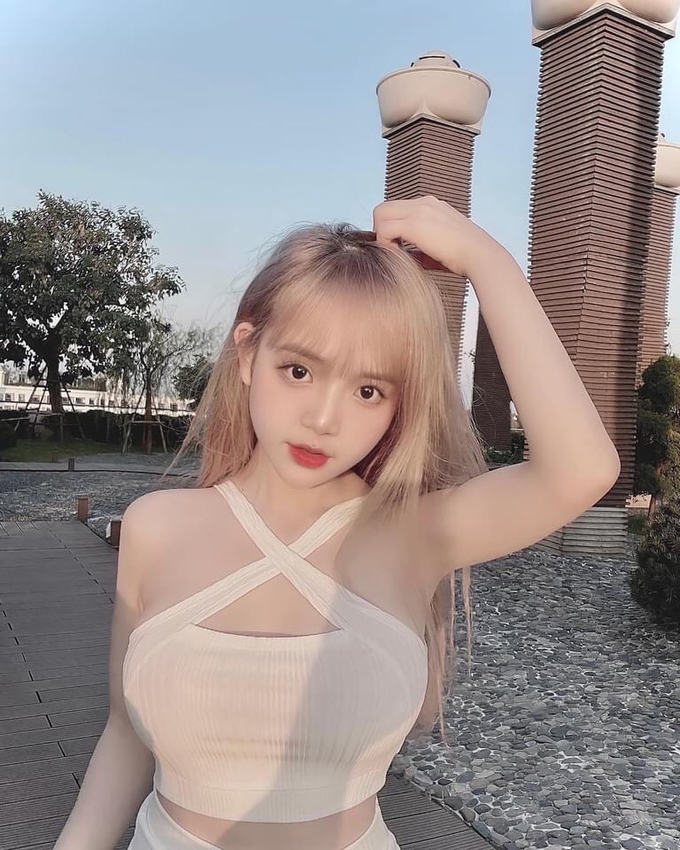 Trần Huyền Châu khoe dáng nuột3