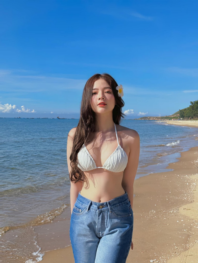  Lan Hương Faptv khoe dáng bikini